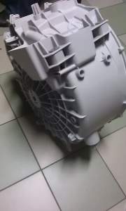 Tył zbiornika z łożyskami