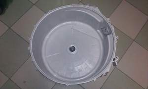 Tył zbiornika z łożyskami