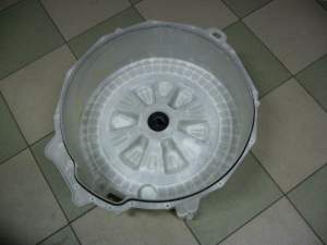 Tył zbiornika z łożyskami